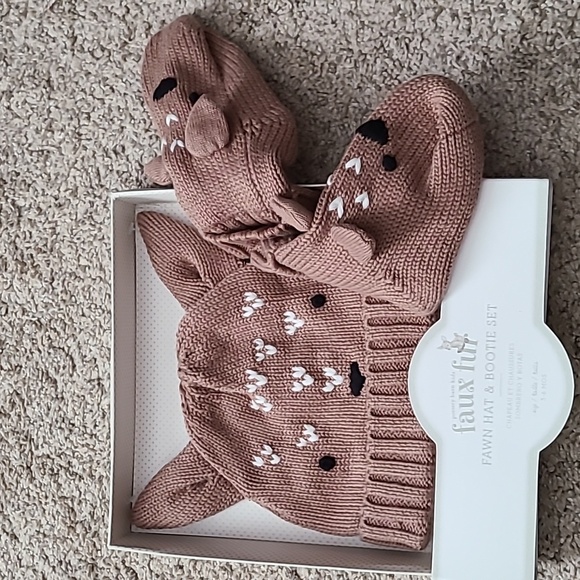 🎉Host Pick🎉 Pottery Barn Baby Fawn Hat and Bootie Set - Picture 2 of 5